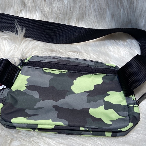 Lululemon Everywhere Belt Bag NWT - Picture 5 of 12